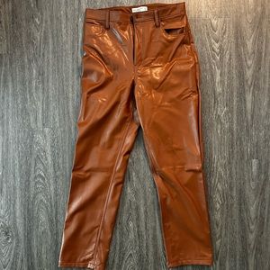 Abercrombie & Fitch
The 90s Straight Ultra High Rise